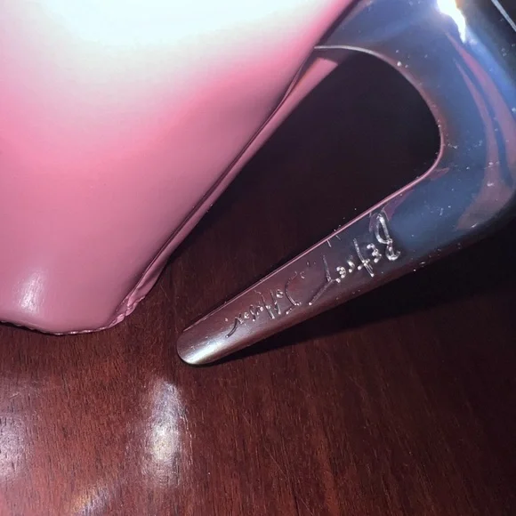 Betsey Johnson Kitch Iron bag NWT Pink Patent Crossbody Bag with Silver Chain - Picture 2 of 9